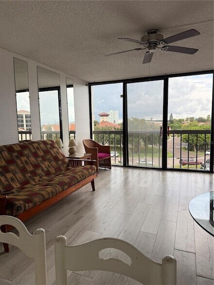 Photo - 255 Dolphin Point Unidad 404