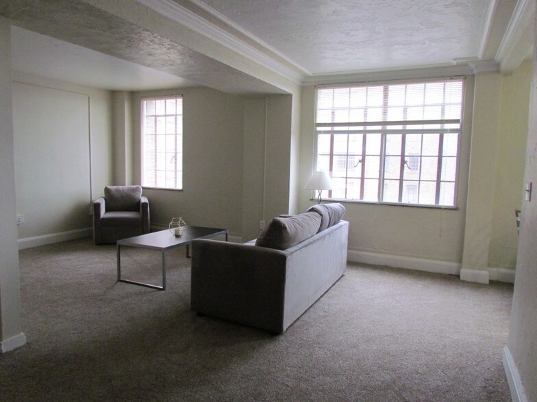 Historic Hillcrest Apartments Off Campus Housing Toledo Oh Living Area