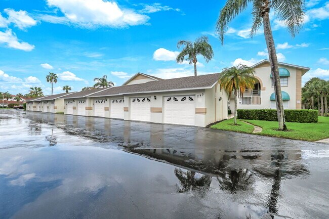 Building Photo - Furnished 2BR + Den Condo in Sapphire Lake... Unit 2