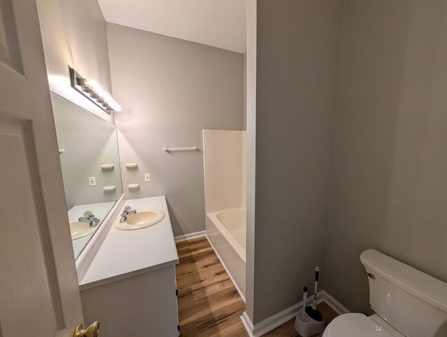 Photo - 2 bedroom, new floors, walkable! Unit 520-C