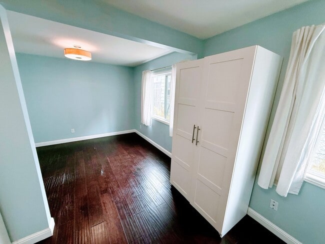 Photo - 949 62nd St