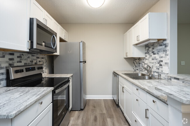 2BR , 1,5BA - 921SF - Sage at Martins Ln