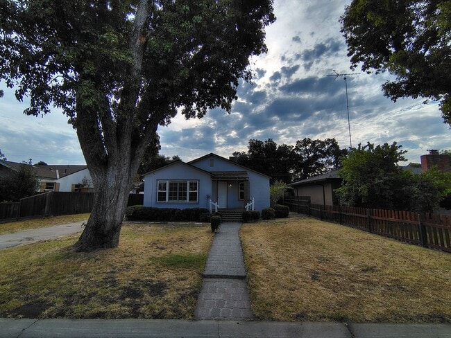 Building Photo - 404 Camellia Way