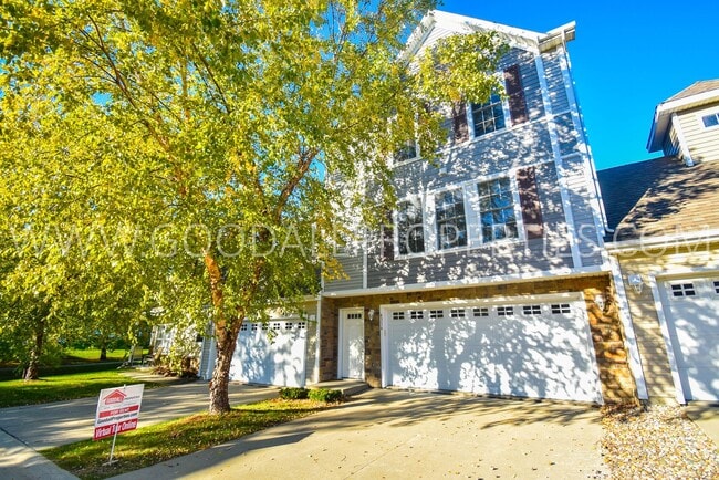 Building Photo - 2 Bedroom, 2 1/2 Bath Townhome in Urbandale with attached Garage!!!