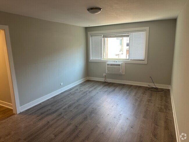 Building Photo - 542 W Surf St Rental
