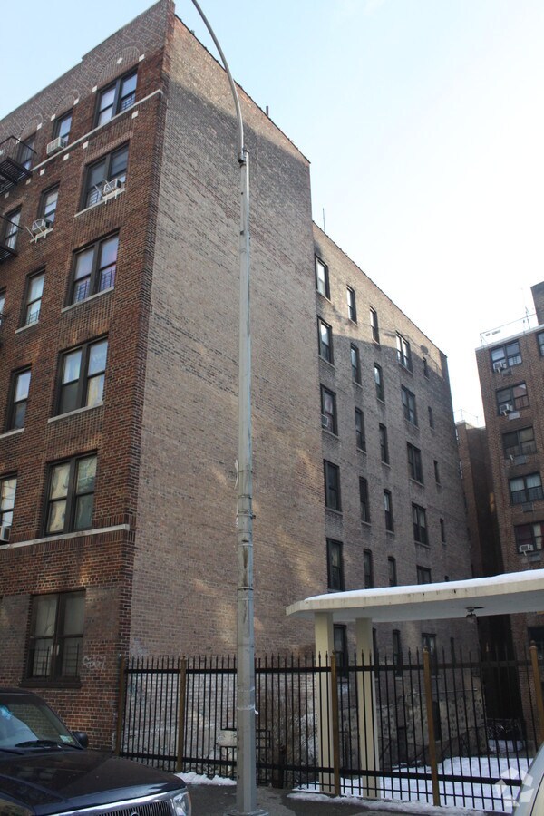 Photo - 2332 Tiebout Ave Apartments