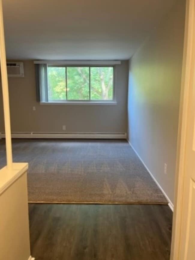 Building Photo - Charming, 2 bedroom/1 bath near Downtown Rochester! Unit 841-03