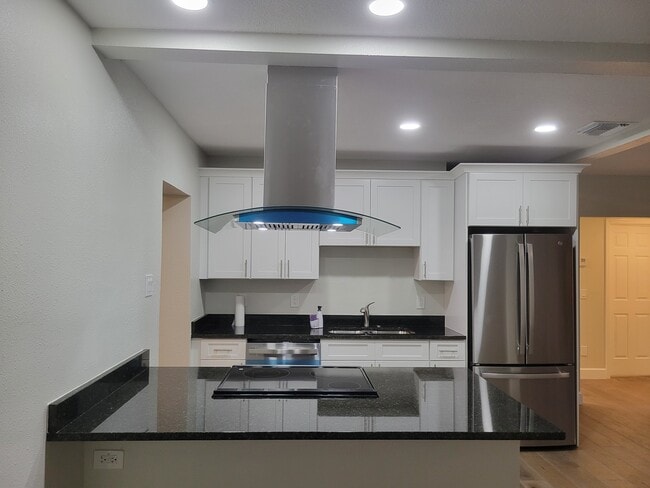 Building Photo - 611 Tanglewood St Unit Duplex