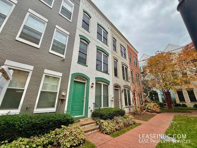 Building Photo - 1041 5th St SE