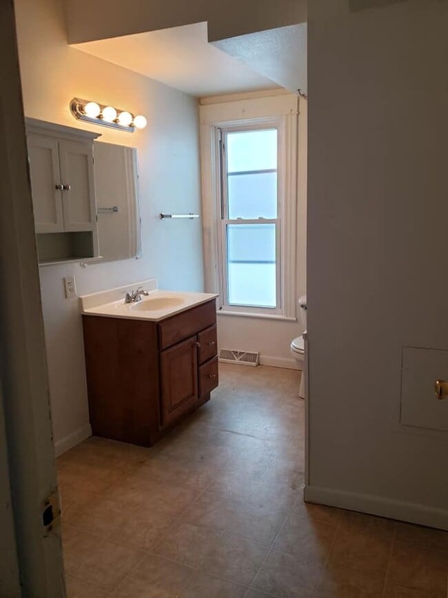 Building Photo - Anderson1724 Unit Farm1724