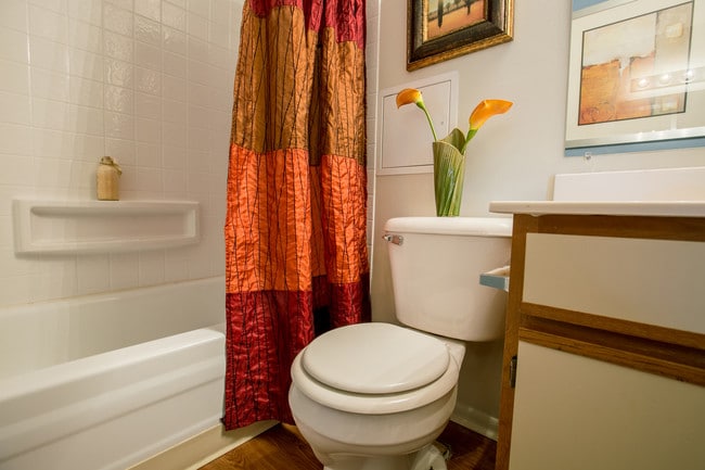 Gettysburg Square Apartments bathroom