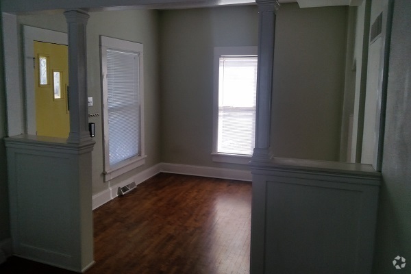 Building Photo - 3 bedroom home Washer/Dryer Included - Pre...