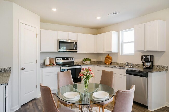 Photo - 684 Savanac St SE