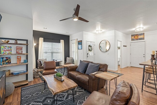 Photo - 1710 N Taylor Cir