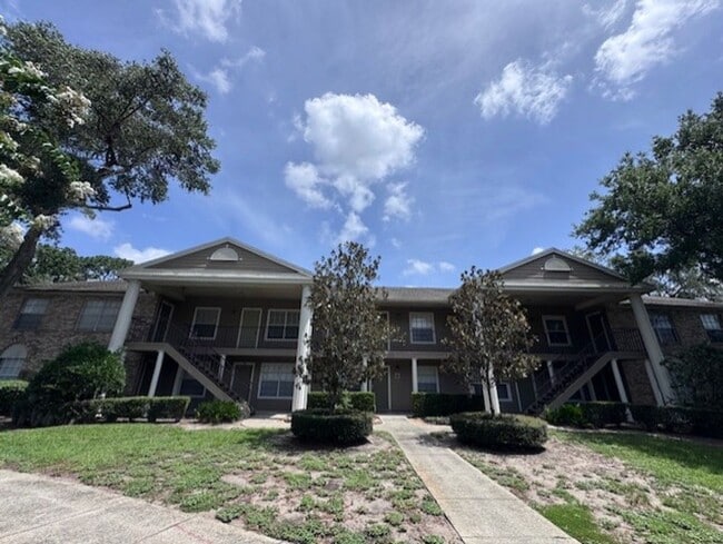 Building Photo - Second floor, 2/2 unit with wooded view near UCF