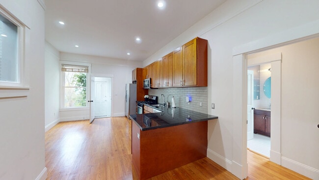 Photo - 1728 Waller St