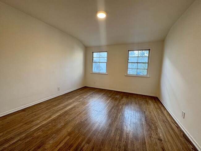 Photo - Large One Bedroom Great Location Wood flooring all throughout Unit 5179  20th St.  ACTIVE