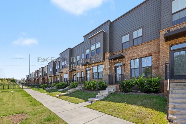 Photo - 1007 Simcoe Ln