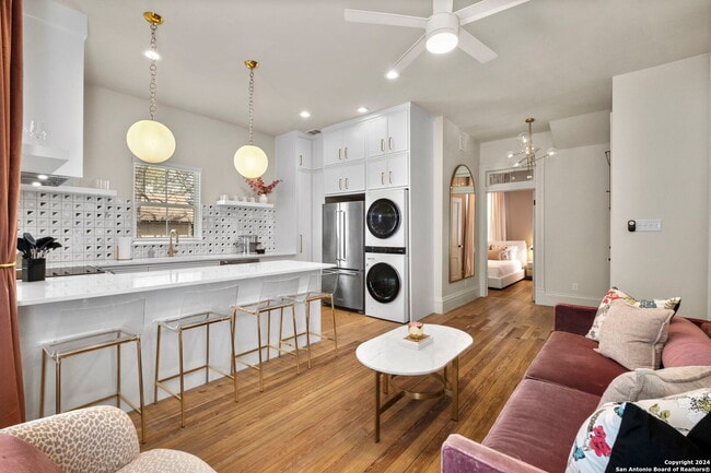 Building Photo - 201 E Carson St Unit 201 E Carson St 1 , Rental