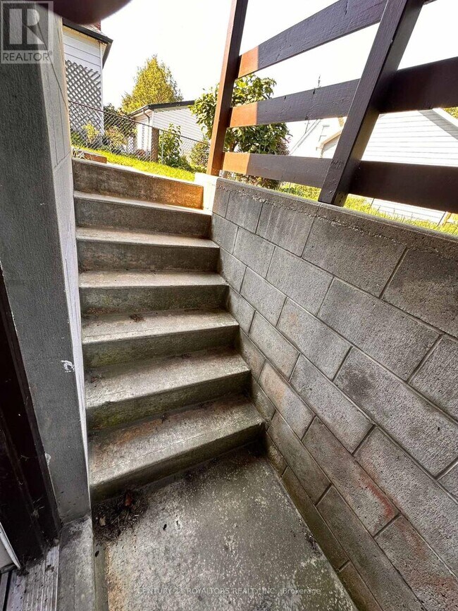 Photo - 404 Trent St W