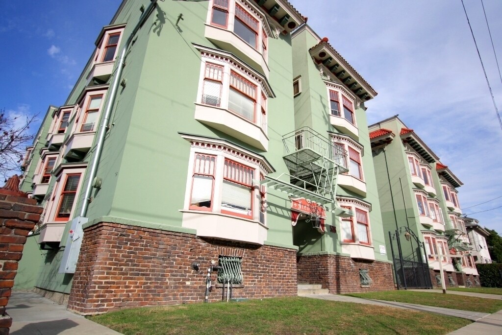 Photo - 530-536 41st St Apartments