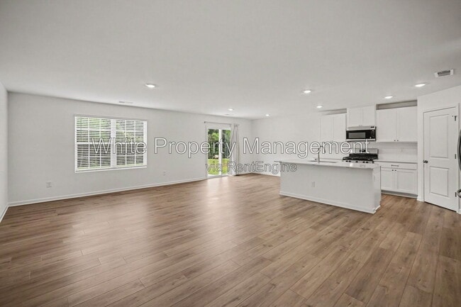 Photo - 319 W 18th St