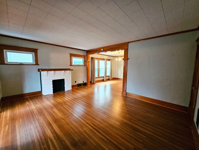 255 Woodside Ave Unit Lower Unit