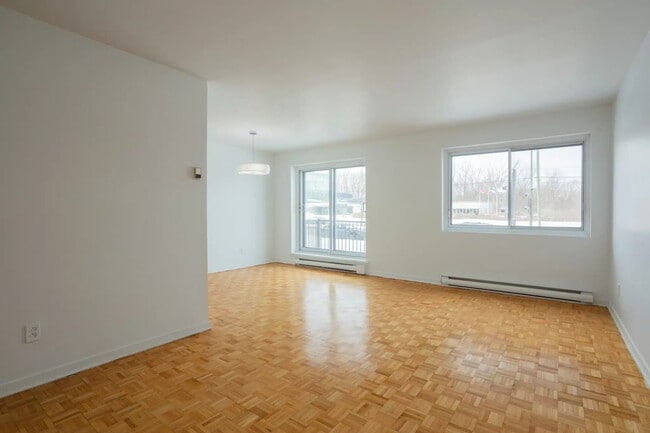 Photo - 2700 Thimens