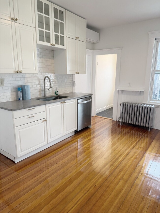 Photo - Available NOW! Spacious 3 BED 1 BATH in quiet neighborhood Unit 2