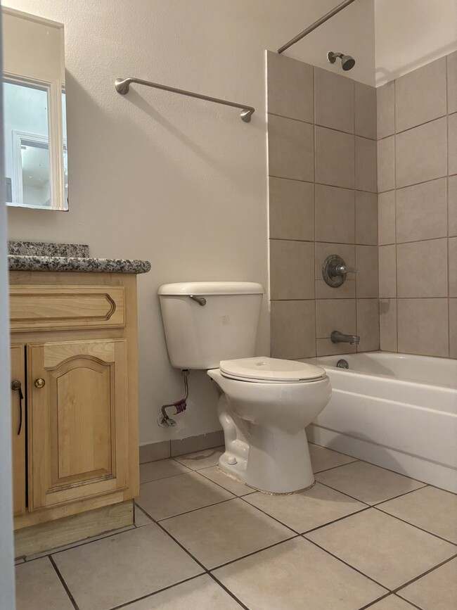 Baño - 2445 Telegraph Ave Unidad Apt. 203
