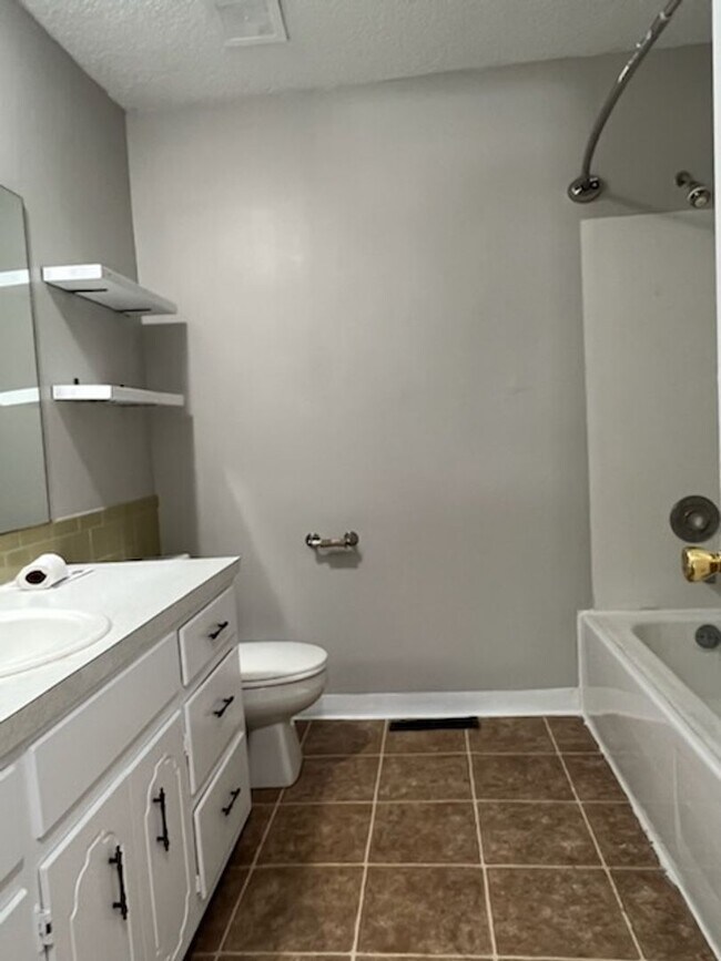 Beautiful 3 bedroom 1.5 bath stone work th... House House Rental in