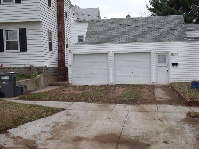 Garage Unit on Left - 116 Walnut St Unidad 116 Walnut Street