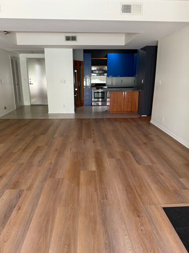 Photo - 2222 N Beachwood Dr Unidad 412