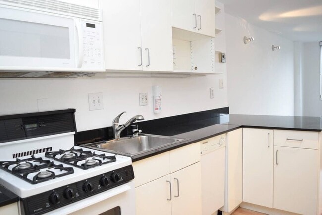 Photo - 2939 Van Ness St NW Unidad 828