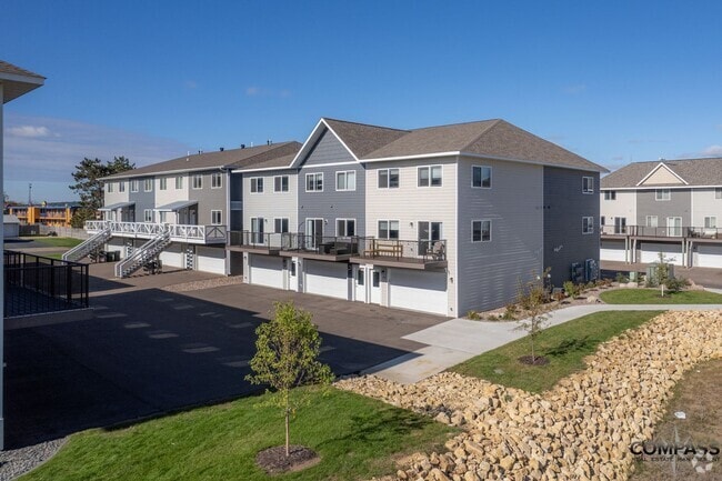 Building Photo - SPACIOUS UPDATED TOWNHOME WITH IN-UNIT LAU...