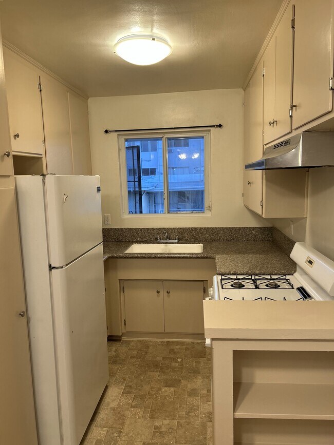 Kitchen - 7704 Romaine St Unidad 8