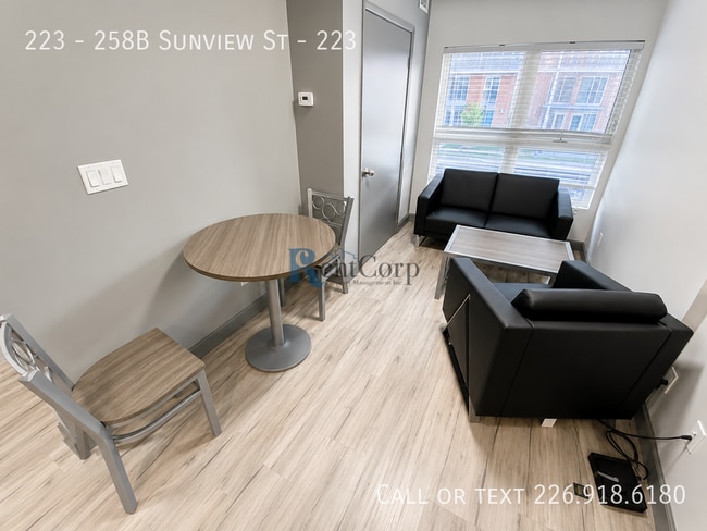 Photo - 258B-258B Sunview St