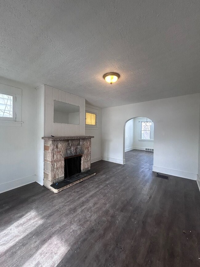 Photo - Updated 3 Bedroom Home l Marhsall Shadeland