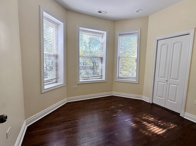 Photo - 2300 N Springfield Ave Unidad 2