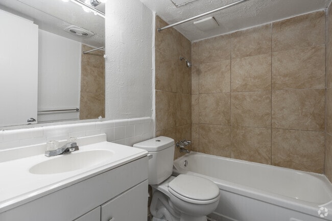 3BR, 2BA - 960SF - Bathroom