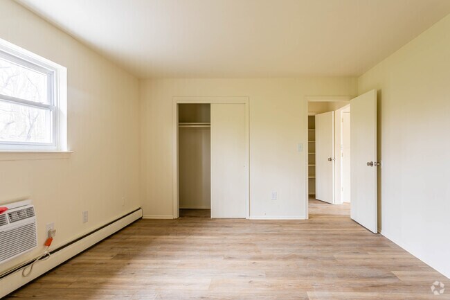 1BR, 1BA - 775SF - Bedroom