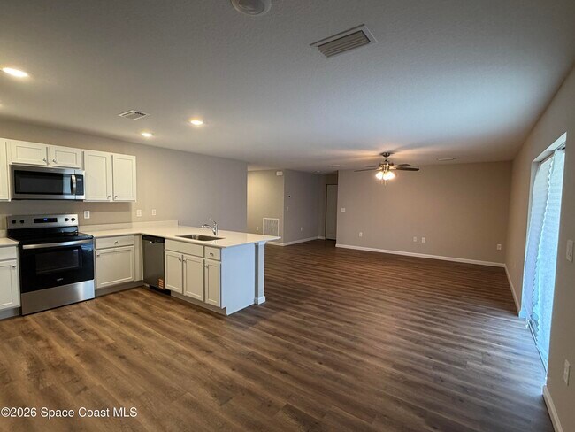 Photo - 350 Dolphin St SE