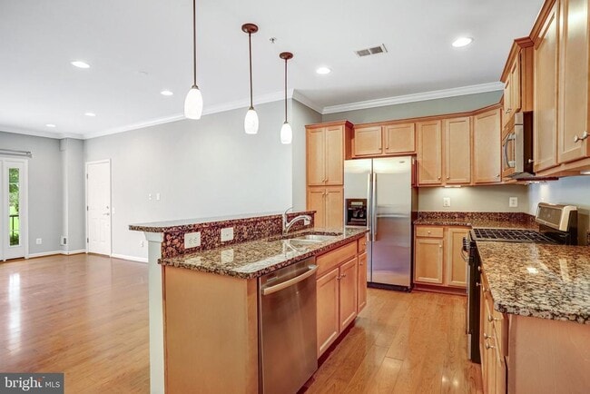 Photo - 20638 Sibbald Square