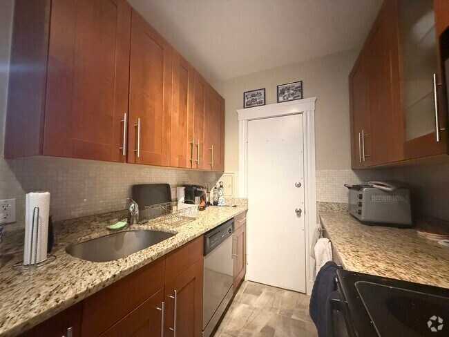 Building Photo - 2 Sutherland Rd Unit 32 Rental