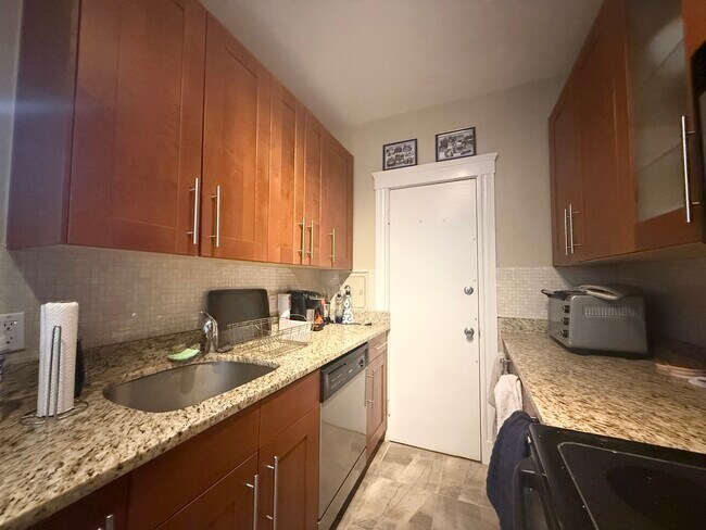 Photo - 2 Sutherland Rd Condo Unit 32