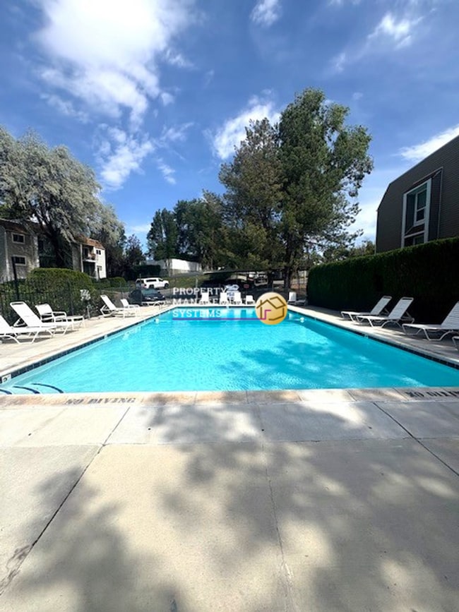 Building Photo - 2 Bedroom Millcreek Condo Unit H