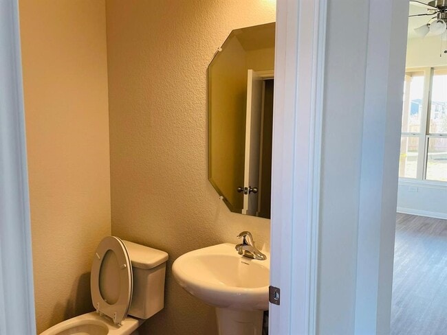 Photo - 701 Falkland Trace