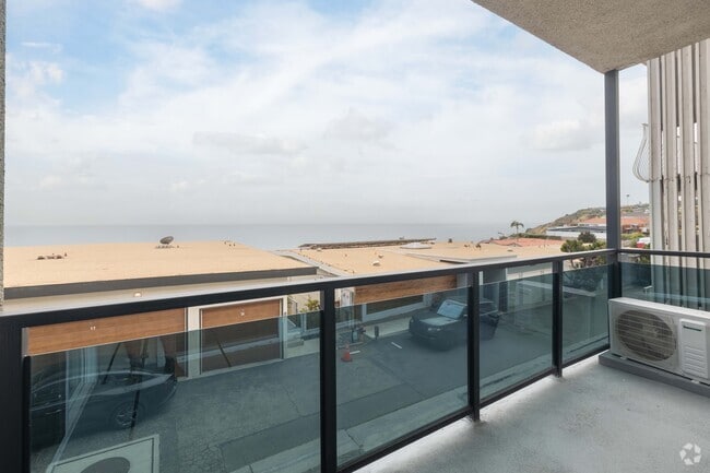 2BR, 2BA - 1,250SF - Balcony