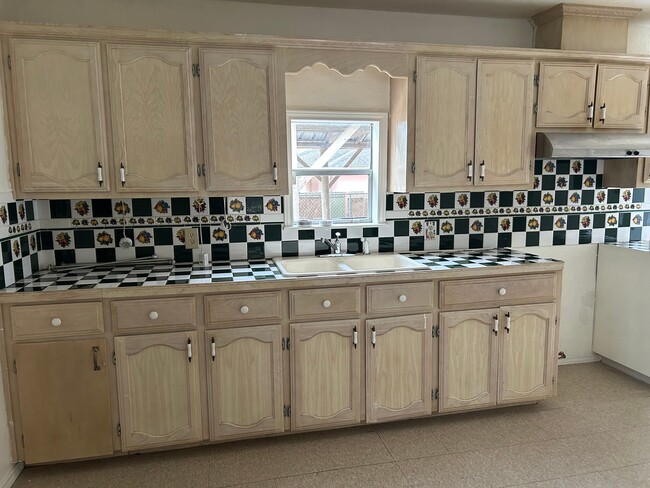7107 Sylvia Handy St