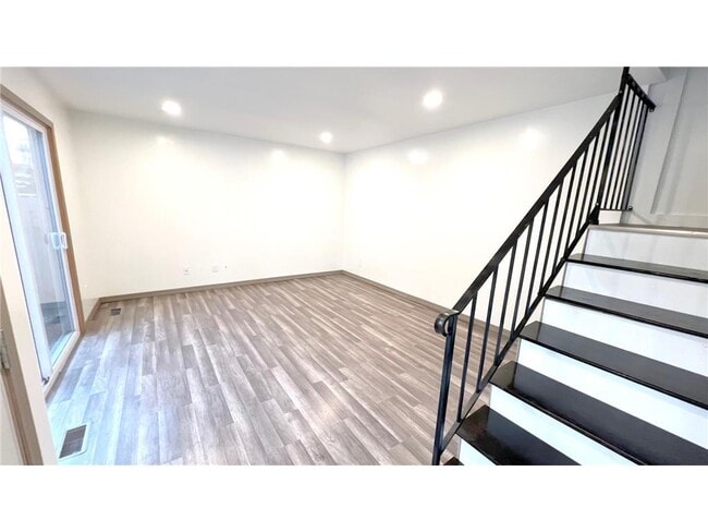 Photo - 7694 Dunmore Rd